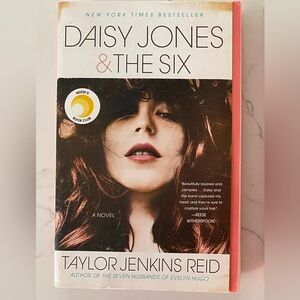🩷4/$10🩷Daisy Jones & The Six Novel